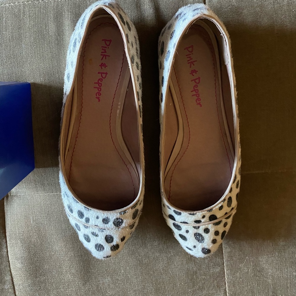 Pink & Pepper black and white flats. Size 8 1/2